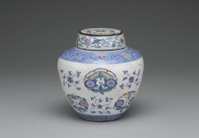 图片[3]-Copper lidded jar with flowers and butterflies decoration in painted enamels on a white glaze ground, Qing dynasty, Qianlong reign (1736-1795)-China Archive